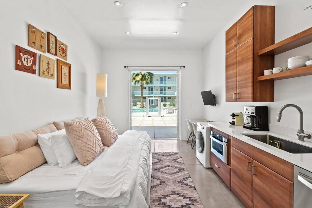 Funky Pool Side In Dtphx Apartment *