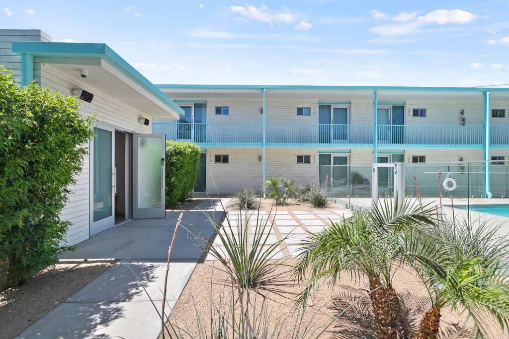Apartment Funky Pool Side In Dtphx